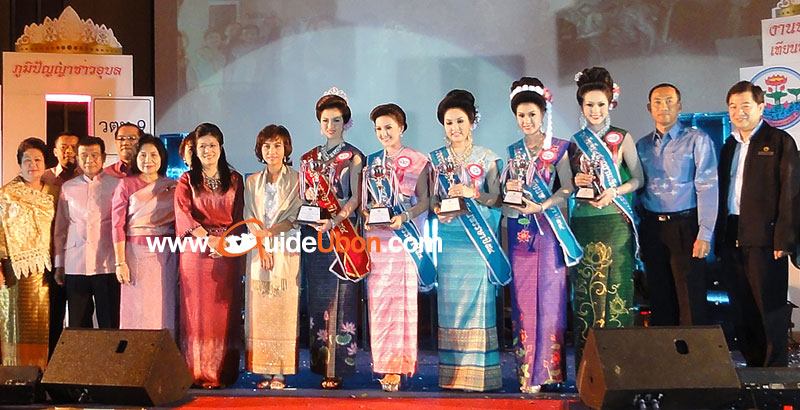 สาวงมาแห่เทียนพรรษาที่อุบลราชธานี2554