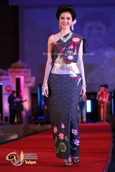 สาวงมาแห่เทียนพรรษาที่อุบลราชธานี2554