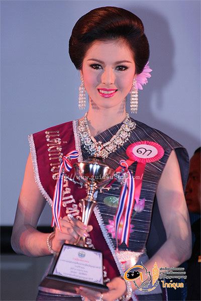 สาวงมาแห่เทียนพรรษาที่อุบลราชธานี2554