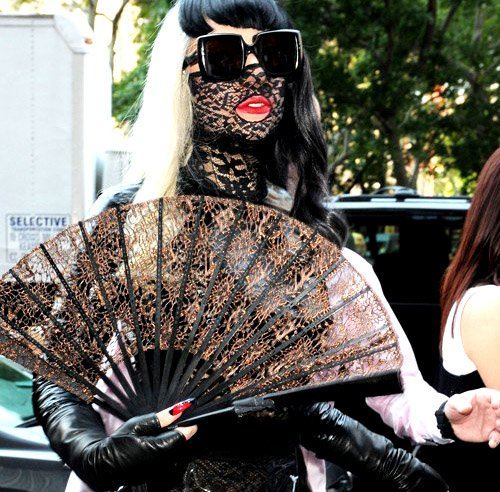 Lady Gaga พัดของ louis vuitton