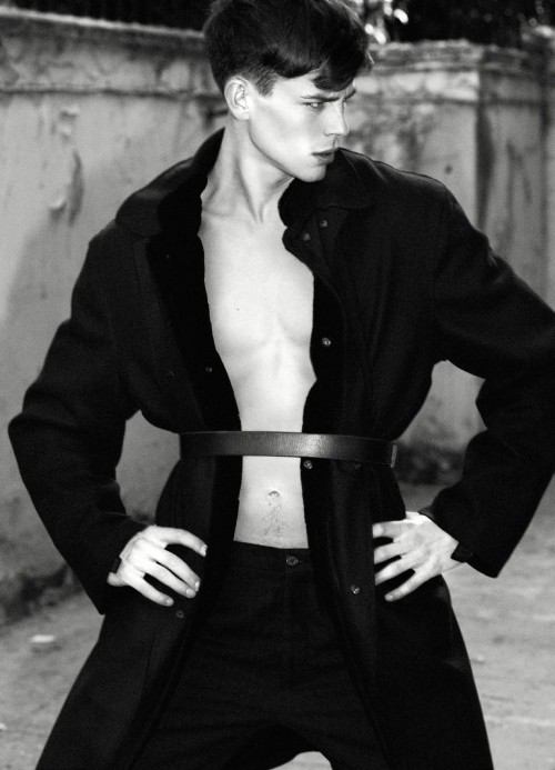 หนุ่มน้อย Jeremy Young