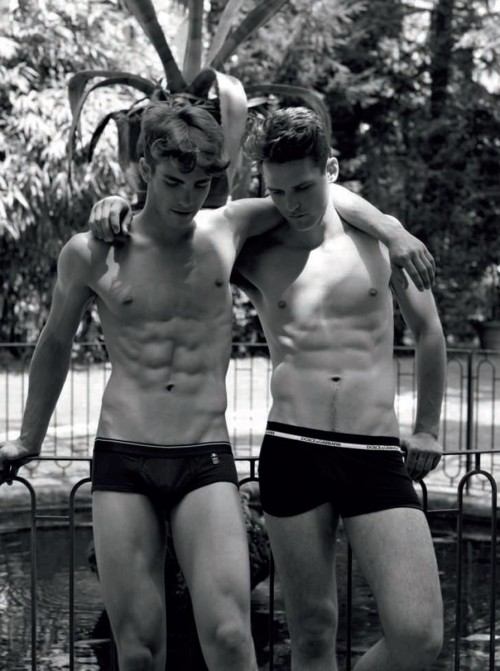 นายแบบเซ็กซี่เป็นคู่