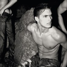 นายแบบริมหาดทรายแบบเซ็กซี่ขาวดำ