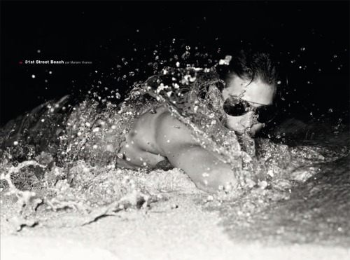 นายแบบริมหาดทรายแบบเซ็กซี่ขาวดำ