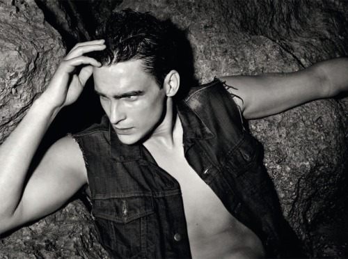 นายแบบริมหาดทรายแบบเซ็กซี่ขาวดำ