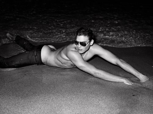 นายแบบริมหาดทรายแบบเซ็กซี่ขาวดำ