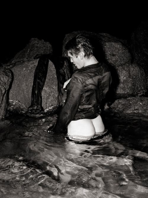 นายแบบริมหาดทรายแบบเซ็กซี่ขาวดำ