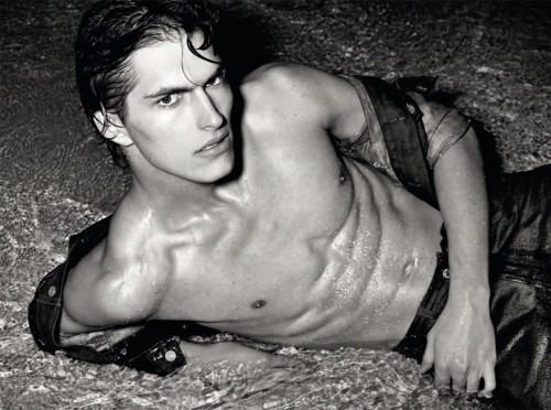 นายแบบริมหาดทรายแบบเซ็กซี่ขาวดำ