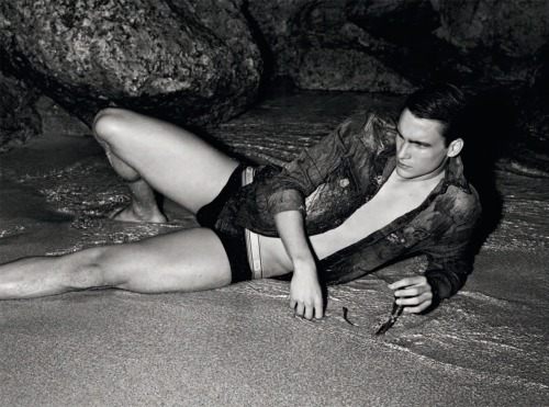 นายแบบริมหาดทรายแบบเซ็กซี่ขาวดำ