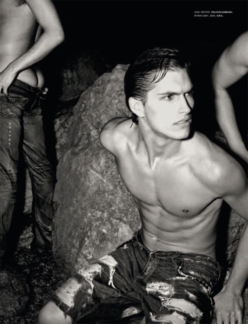 นายแบบริมหาดทรายแบบเซ็กซี่ขาวดำ