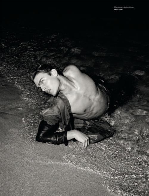 นายแบบริมหาดทรายแบบเซ็กซี่ขาวดำ