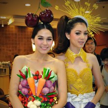 ชมพู่ อารยา ในชุดผักผลไม้งาน ‎Grand Opening @ Lotus Extra Rama4