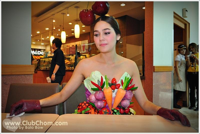 ชมพู่ อารยา ในชุดผักผลไม้งาน &lrm;Grand Opening @ Lotus Extra Rama4