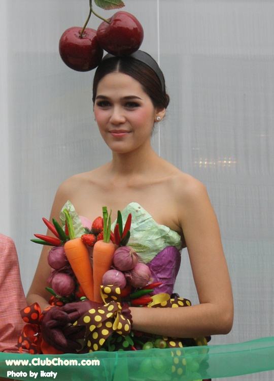 ชมพู่ อารยา ในชุดผักผลไม้งาน &lrm;Grand Opening @ Lotus Extra Rama4