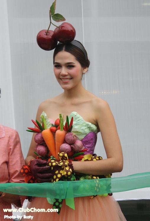 ชมพู่ อารยา ในชุดผักผลไม้งาน &lrm;Grand Opening @ Lotus Extra Rama4