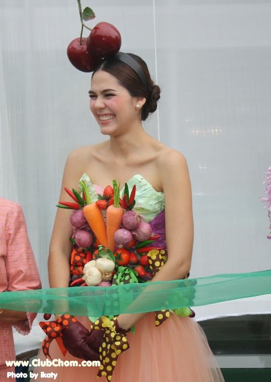 ชมพู่ อารยา ในชุดผักผลไม้งาน &lrm;Grand Opening @ Lotus Extra Rama4