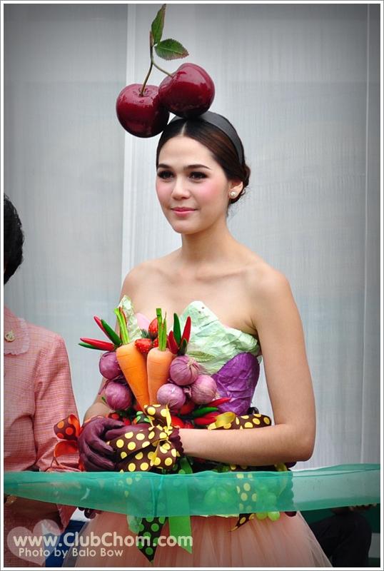 ชมพู่ อารยา ในชุดผักผลไม้งาน &lrm;Grand Opening @ Lotus Extra Rama4