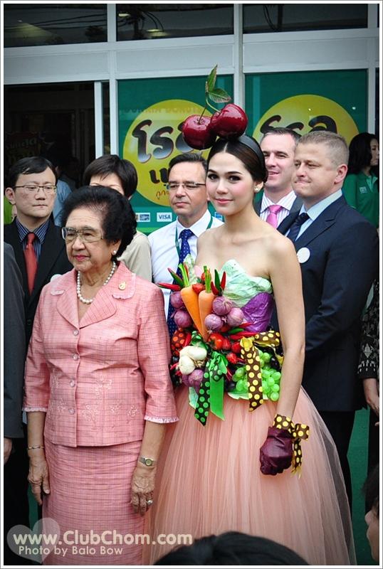 ชมพู่ อารยา ในชุดผักผลไม้งาน &lrm;Grand Opening @ Lotus Extra Rama4