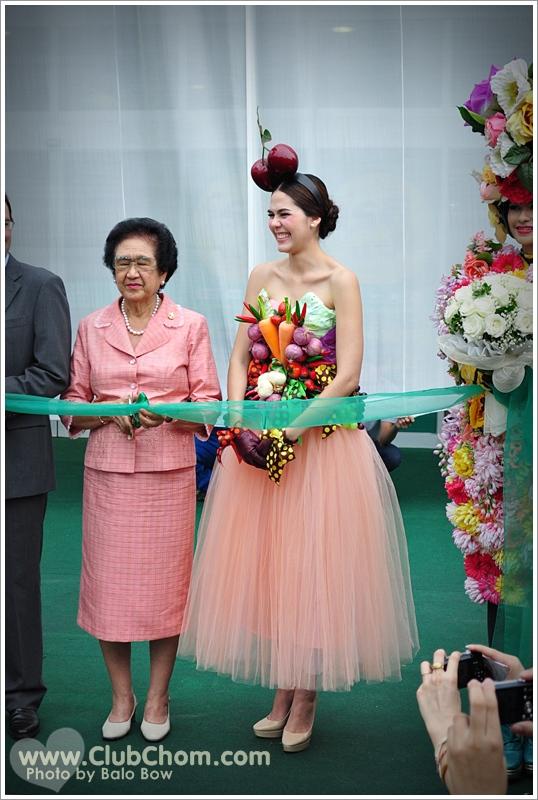 ชมพู่ อารยา ในชุดผักผลไม้งาน &lrm;Grand Opening @ Lotus Extra Rama4
