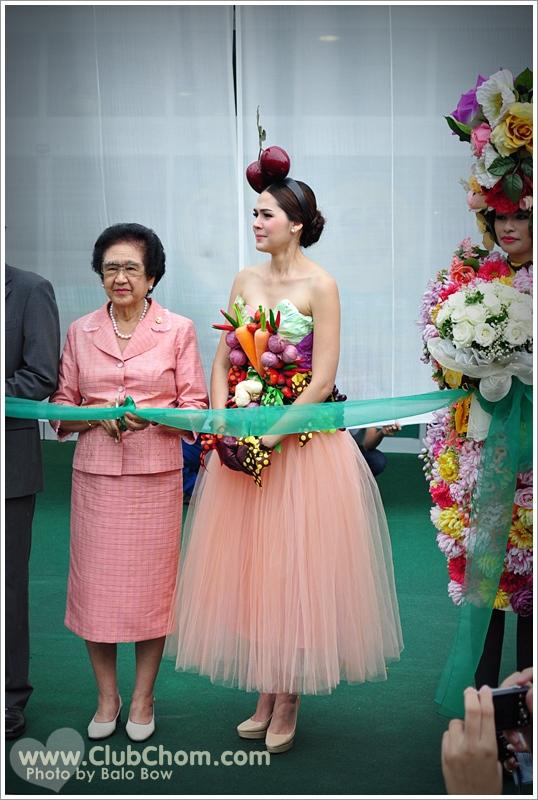 ชมพู่ อารยา ในชุดผักผลไม้งาน &lrm;Grand Opening @ Lotus Extra Rama4