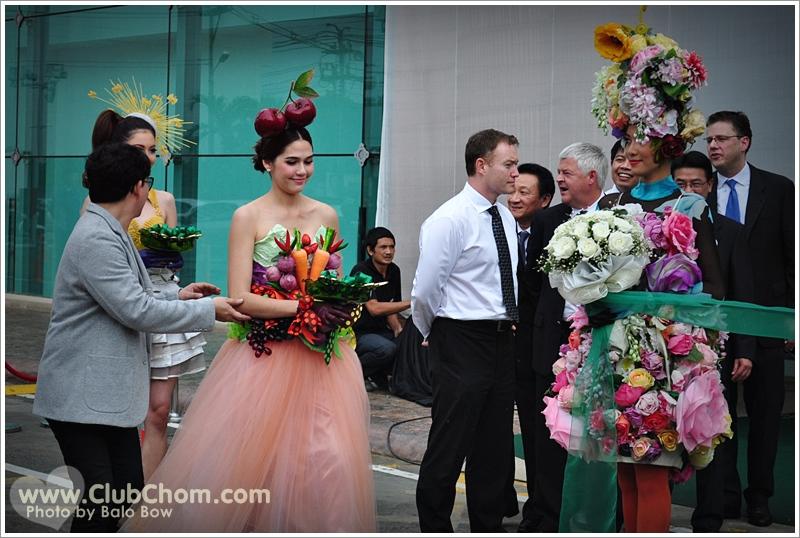 ชมพู่ อารยา ในชุดผักผลไม้งาน &lrm;Grand Opening @ Lotus Extra Rama4