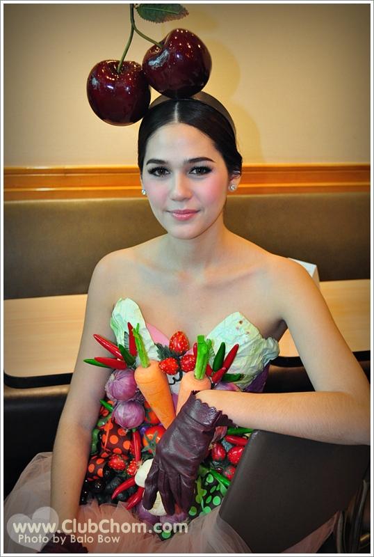 ชมพู่ อารยา ในชุดผักผลไม้งาน &lrm;Grand Opening @ Lotus Extra Rama4