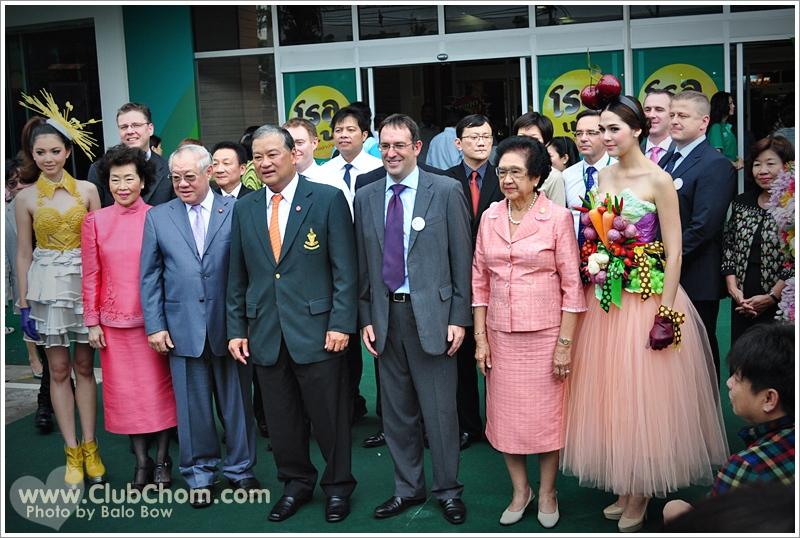 ชมพู่ อารยา ในชุดผักผลไม้งาน &lrm;Grand Opening @ Lotus Extra Rama4