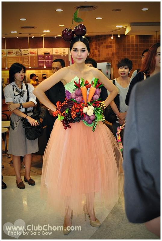 ชมพู่ อารยา ในชุดผักผลไม้งาน &lrm;Grand Opening @ Lotus Extra Rama4