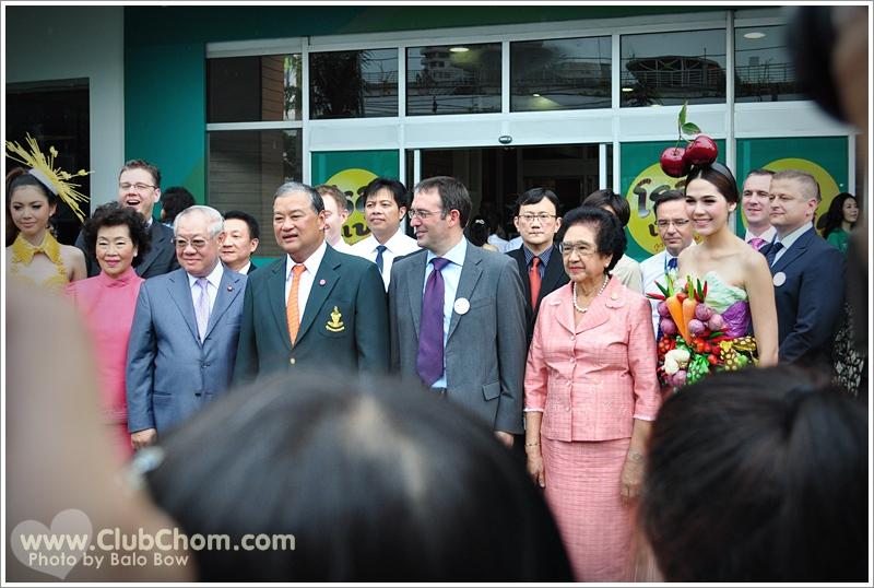 ชมพู่ อารยา ในชุดผักผลไม้งาน &lrm;Grand Opening @ Lotus Extra Rama4