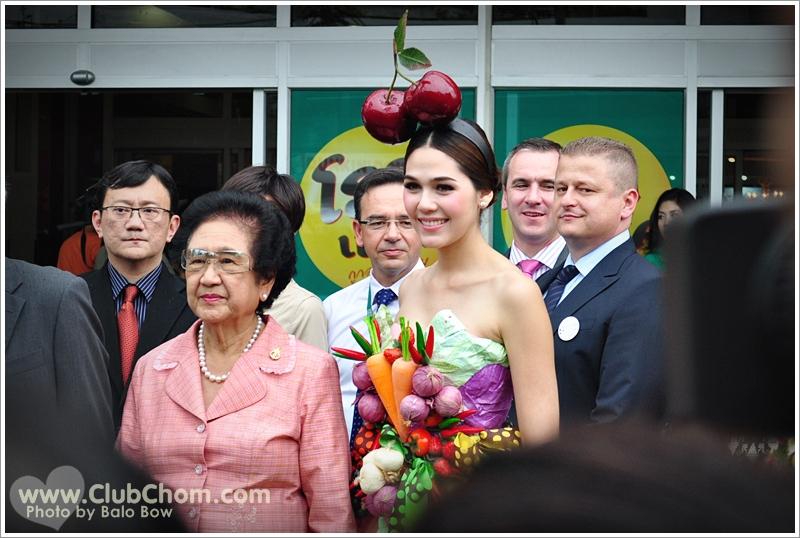 ชมพู่ อารยา ในชุดผักผลไม้งาน &lrm;Grand Opening @ Lotus Extra Rama4