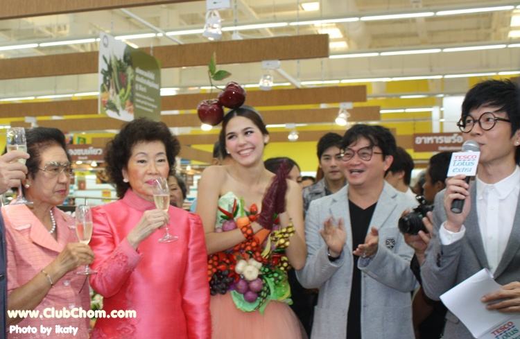 ชมพู่ อารยา ในชุดผักผลไม้งาน &lrm;Grand Opening @ Lotus Extra Rama4
