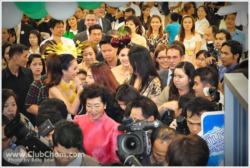 ชมพู่ อารยา ในชุดผักผลไม้งาน &lrm;Grand Opening @ Lotus Extra Rama4