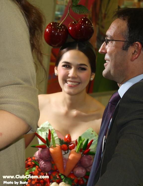 ชมพู่ อารยา ในชุดผักผลไม้งาน &lrm;Grand Opening @ Lotus Extra Rama4