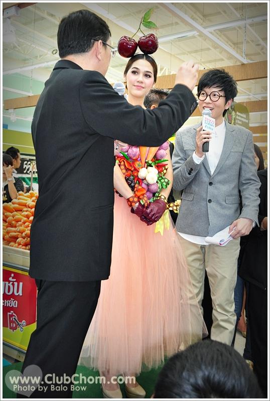 ชมพู่ อารยา ในชุดผักผลไม้งาน &lrm;Grand Opening @ Lotus Extra Rama4