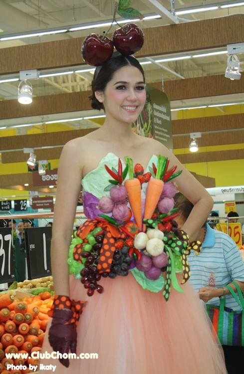 ชมพู่ อารยา ในชุดผักผลไม้งาน &lrm;Grand Opening @ Lotus Extra Rama4