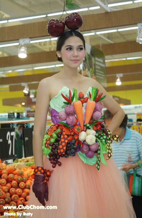 ชมพู่ อารยา ในชุดผักผลไม้งาน &lrm;Grand Opening @ Lotus Extra Rama4