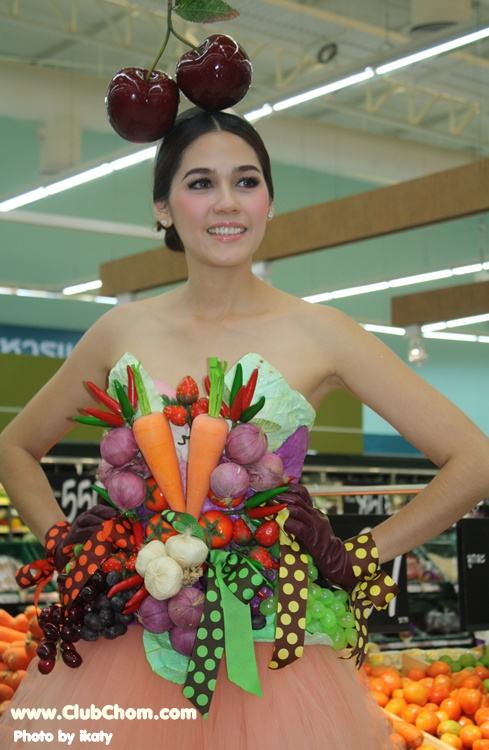 ชมพู่ อารยา ในชุดผักผลไม้งาน &lrm;Grand Opening @ Lotus Extra Rama4