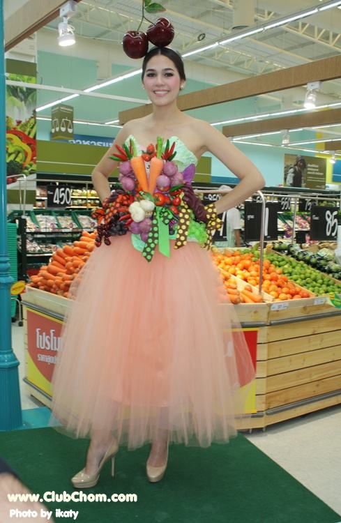 ชมพู่ อารยา ในชุดผักผลไม้งาน &lrm;Grand Opening @ Lotus Extra Rama4