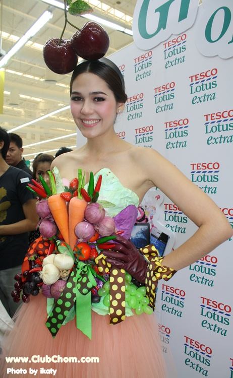 ชมพู่ อารยา ในชุดผักผลไม้งาน &lrm;Grand Opening @ Lotus Extra Rama4