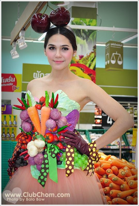 ชมพู่ อารยา ในชุดผักผลไม้งาน &lrm;Grand Opening @ Lotus Extra Rama4