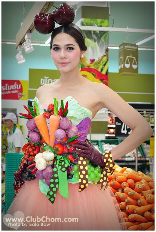 ชมพู่ อารยา ในชุดผักผลไม้งาน &lrm;Grand Opening @ Lotus Extra Rama4