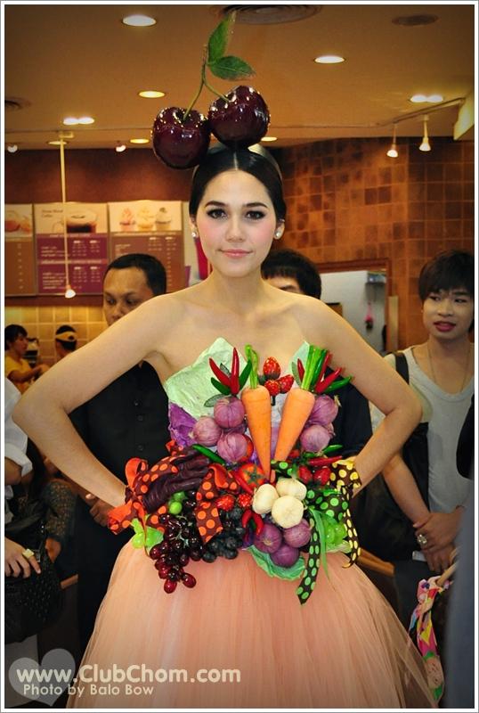 ชมพู่ อารยา ในชุดผักผลไม้งาน &lrm;Grand Opening @ Lotus Extra Rama4