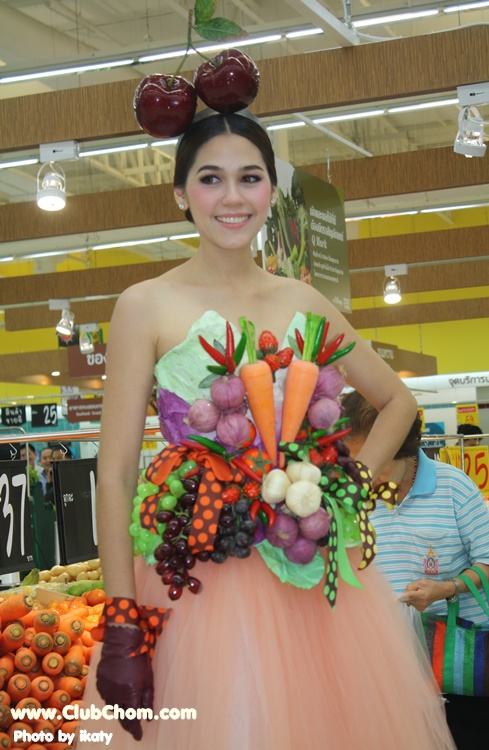 ชมพู่ อารยา ในชุดผักผลไม้งาน &lrm;Grand Opening @ Lotus Extra Rama4