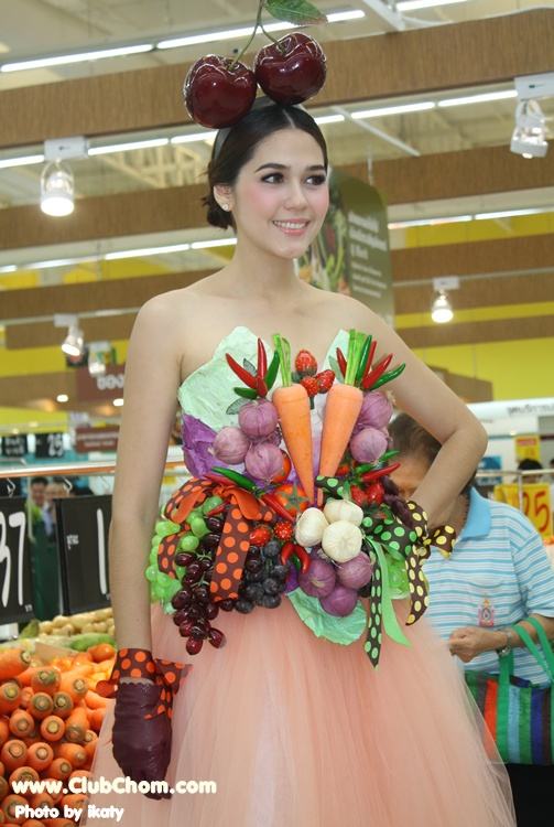 ชมพู่ อารยา ในชุดผักผลไม้งาน &lrm;Grand Opening @ Lotus Extra Rama4