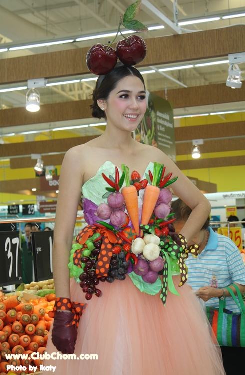 ชมพู่ อารยา ในชุดผักผลไม้งาน &lrm;Grand Opening @ Lotus Extra Rama4
