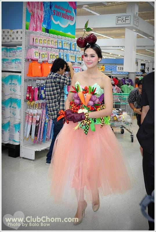 ชมพู่ อารยา ในชุดผักผลไม้งาน &lrm;Grand Opening @ Lotus Extra Rama4