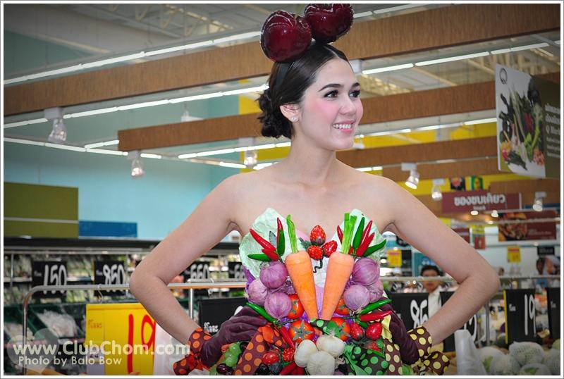 ชมพู่ อารยา ในชุดผักผลไม้งาน &lrm;Grand Opening @ Lotus Extra Rama4