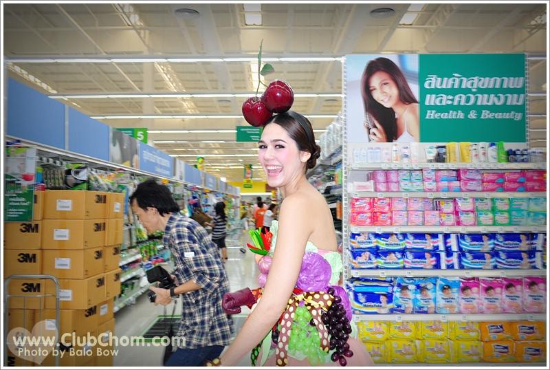 ชมพู่ อารยา ในชุดผักผลไม้งาน &lrm;Grand Opening @ Lotus Extra Rama4