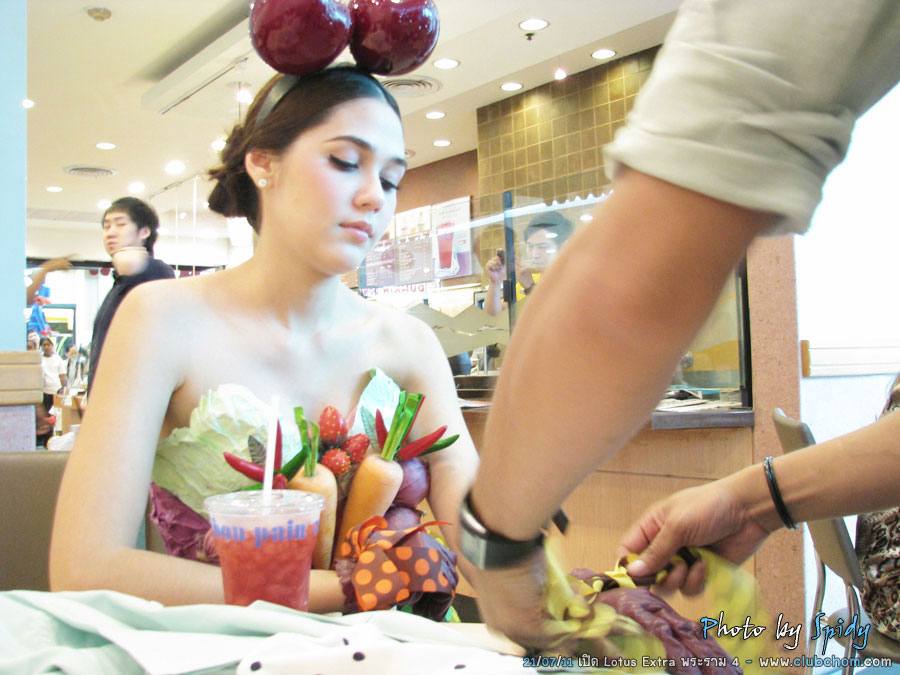ชมพู่ อารยา ในชุดผักผลไม้งาน &lrm;Grand Opening @ Lotus Extra Rama4