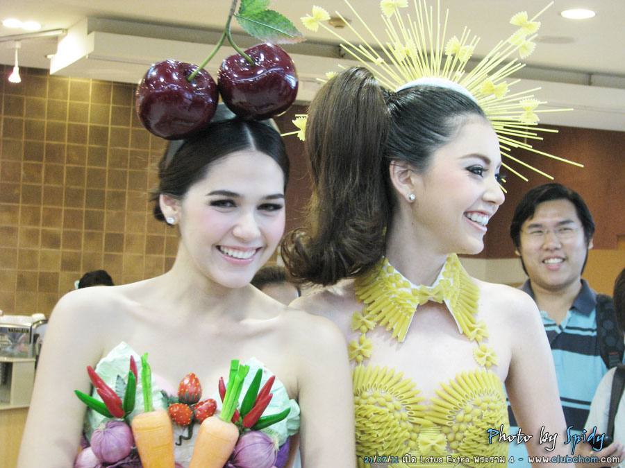 ชมพู่ อารยา ในชุดผักผลไม้งาน &lrm;Grand Opening @ Lotus Extra Rama4